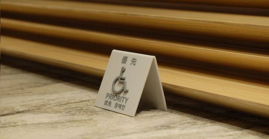 優先座席を示すプレート