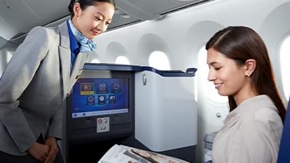 機内にいる女性