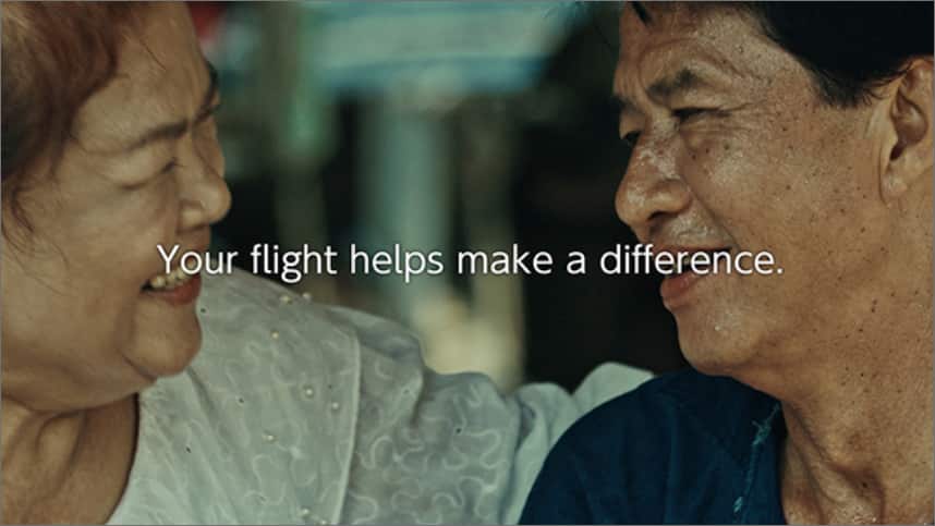 互いに微笑み合うカップル