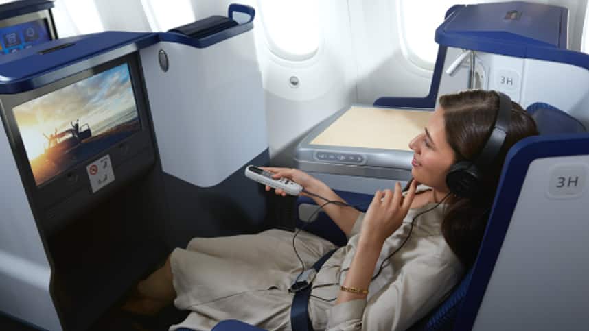 機内エンターテイメントを楽しむ女性イメージ