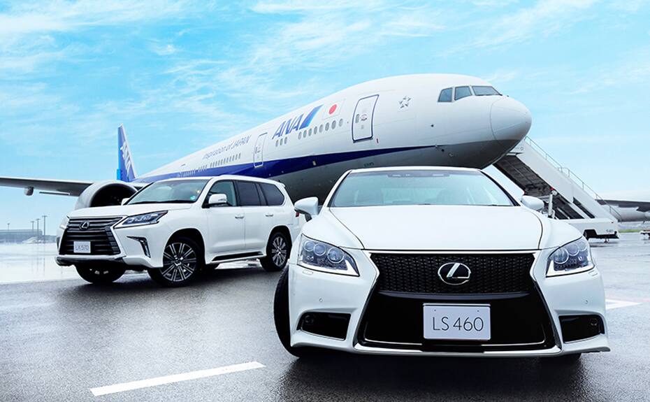 ANAの飛行機の前に位置するLEXUS車
