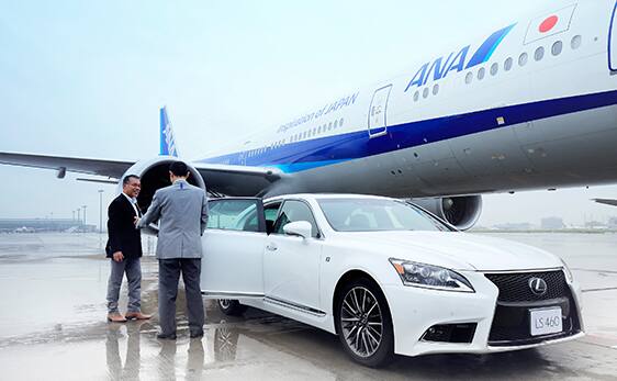 専用車とスタッフがお客様をお出迎え