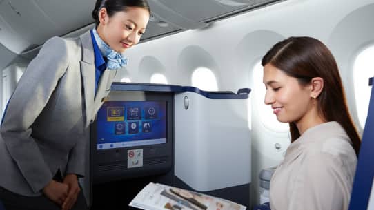 機内で免税品をANAスタッフに注文する女性